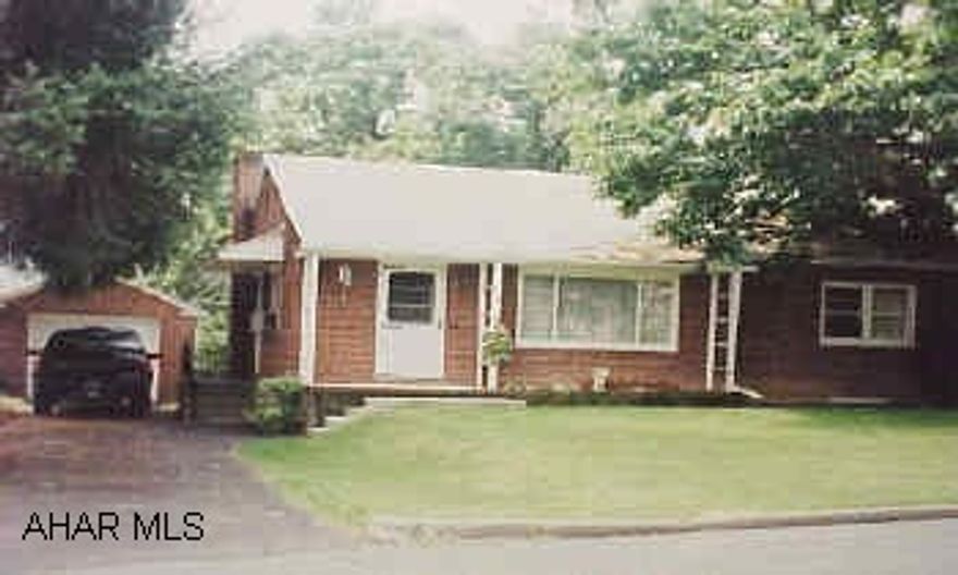 Conveniently located close to town & shopping. Conveniently located close to town & shopping.