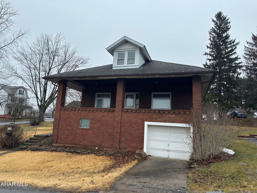 1 bedroom small house is included.