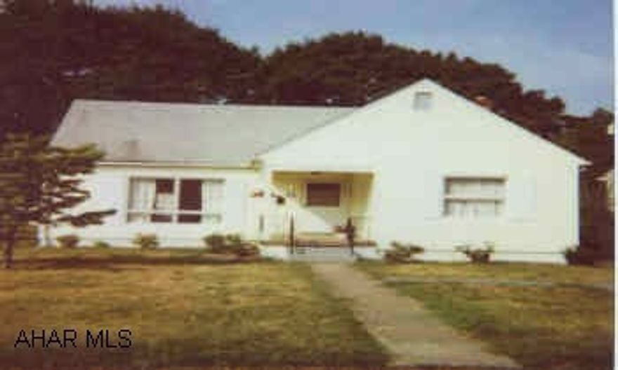 1.5 STORY SIDED CAPE, BEAUTIFUULY REMODELED. GORGEOUS OAK CABINETS  IN KITCHEN. NEW CARPETING 1ST FLOOR.  2 FAMILY ROOMS & 1/2 BATH NEWLY CARPETED IN BASEMENT.