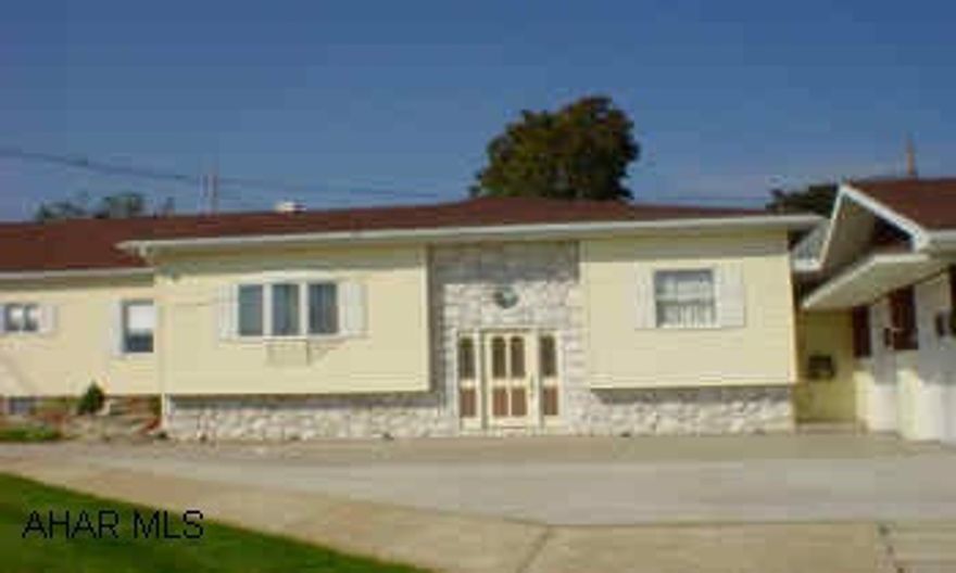 CUSTOM BUILT-KITCHEN-HOME IS IMMACULATE, LARGE EAT-IN KITCHEN, 3 CAR GARAGE, NEW FURNACE, VAULTED WOOD CEILING LIVING ROOM. CUSTOM BUILT-KITCHEN-HOME IS IMMACULATE, LARGE EAT-IN KITCHEN, 3 CAR GARAGE, NEW FURNACE, VAULTED WOOD CEILING LIVING ROOM.