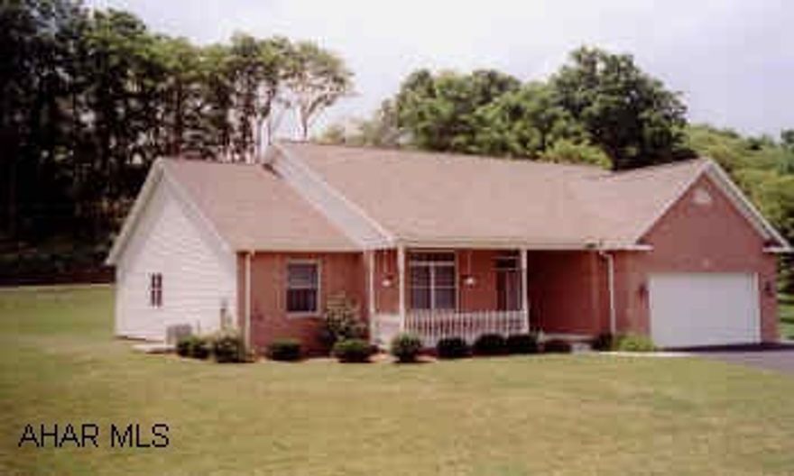 GORGEOUS 3 BEDROOM RANCHER. GREAT ROOM WITH 11 FT. CEILING AND GAS FIREPLACE. LOVELY TILE. NICE LEVEL LOT. BEAUTIFULLY DECORATED.