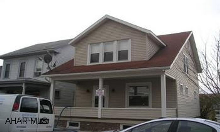 Majority of replacement windows, vinyl sided, 2 car detached garage, nice clean house. Nice clean house, majority of replacement windows, vinyl sided, 2 car detached garage. Owners of Phoenix Restaurant have discounted commission rate.