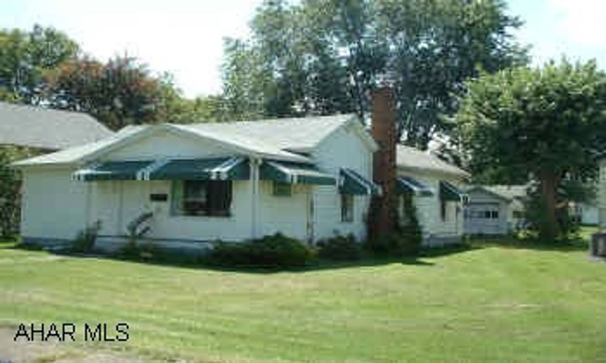 Smaller 2BR in Good Condition 2-Bedroom W/Sunroom & Enclosed Screened Patio- Lots of potential