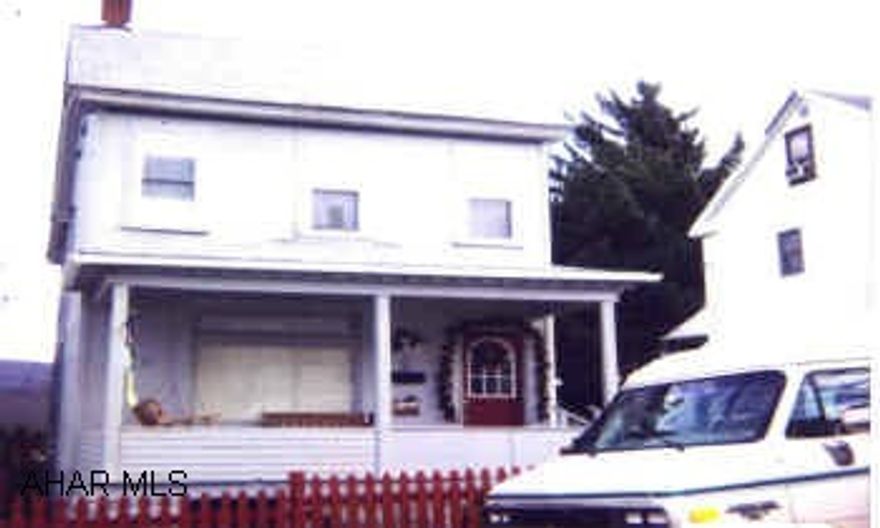 SUPER NICE MAINTENANCE-FREE 4 BEDROOM HOME WITH LARGE DINING ROOM, GARAGE, OFF-STREET PARKING, GARAGE AND MORE! SUPER NICE MAINTENANCE-FREE 4 BEDROOM HOME WITH LARGE DINING ROOM, GARAGE, OFF-STREET PARKING, GARAGE AND MORE!