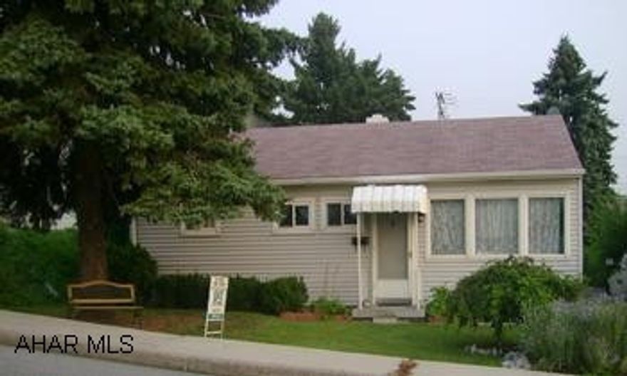 Easy living in this single story 3 bedroom home, great location, off the beaten path, and large level lot.  Owner will look at all offers! Easy living in this single story 3 bedroom home, great location, off the beaten path, and large level lot.  Owner will look at all offers!