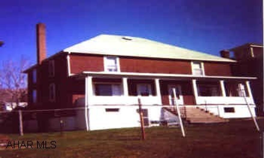 2-STY. LARGE SINGLE UNIT. WELL MAINTAINED. MUST SEE INTERIOR! NOT A RIDE-BY! IRREG LOT SHAPE! CALL LINDA FOR DETAILS.