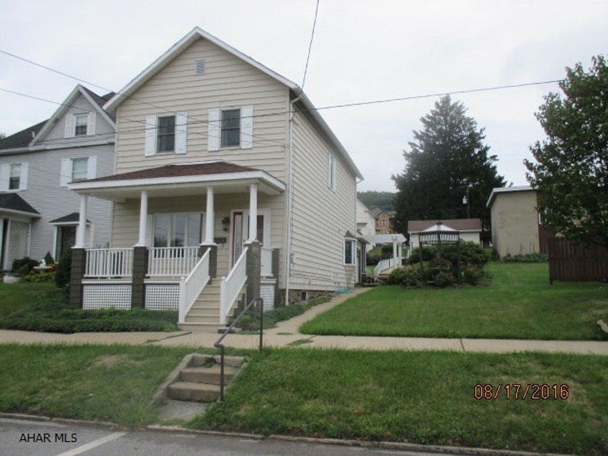 Meticulously maintained 3 bedroom 2 bath home with a must see family/sunroom with a gas fireplace and gas cooktop for entertaining.  Includes parking out back and a 1.5 gar garage.