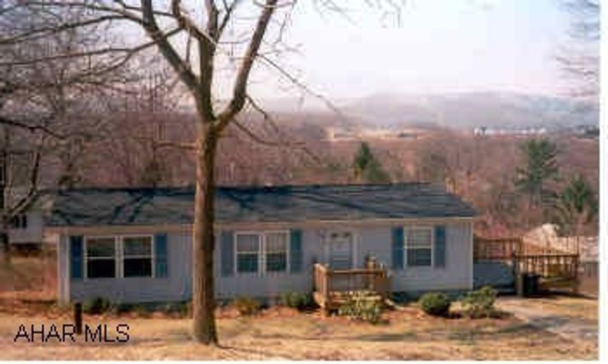 1992 Modular Home Three bedroom modular home on a large private lot with a nice view.