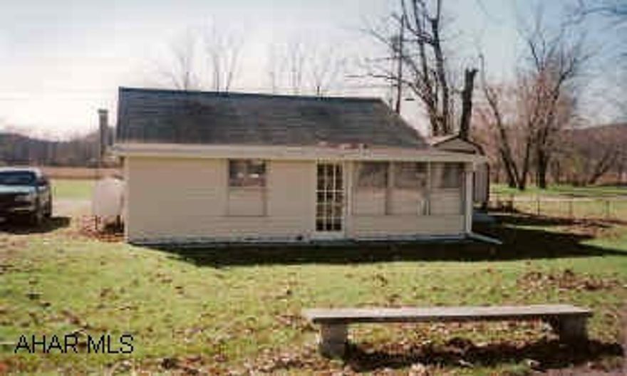 Cute 2BR/1BA cottage in extremely good condition. This property set on a picturesque lot along Dunnings Creek and includes a spacious picnic area adjoining a sturdy boat dock.