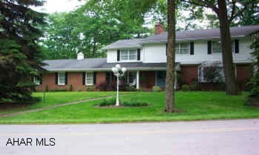 2 story with bonus room with separate entrance on 1st floor. Beautiful patio & landscaping, sunken foyer. 2 story with bonus room with separate entrance on 1st floor. Beautiful patio & landscaping, sunken foyer. Corner lot, mature landscaping & pond. Move date 8/28/05.