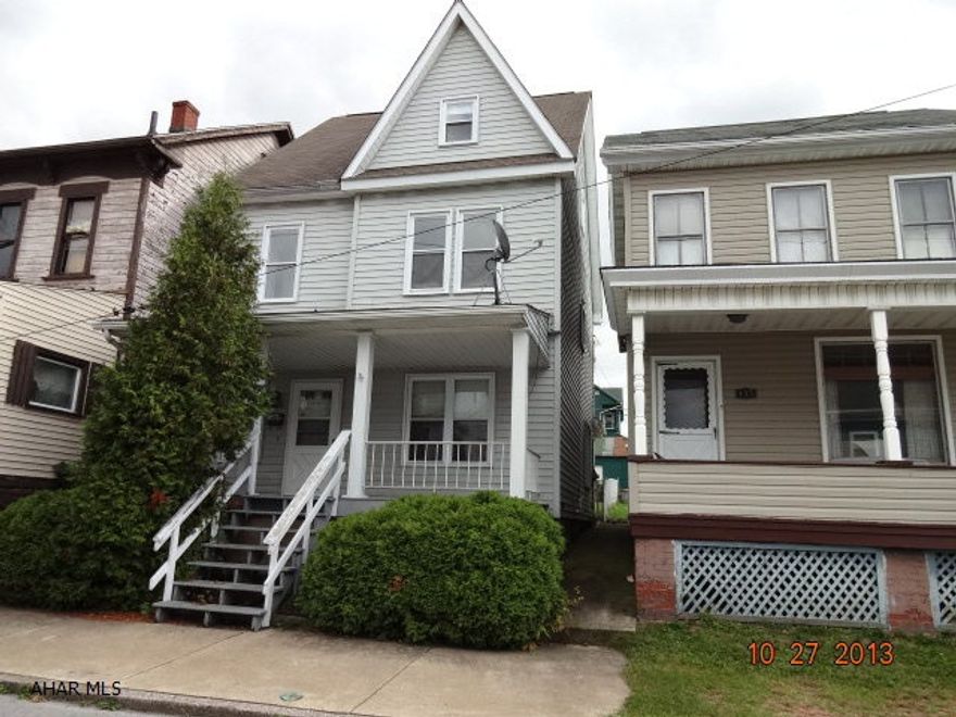 Don't miss out on this super deal! Move right in! convenient first floor laundry, fenced in yard