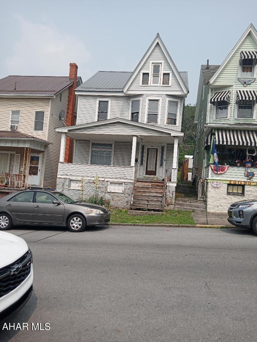 2 story 3 bedroom home with a newer metal roof and newer furnace. A contractor/investor delight.