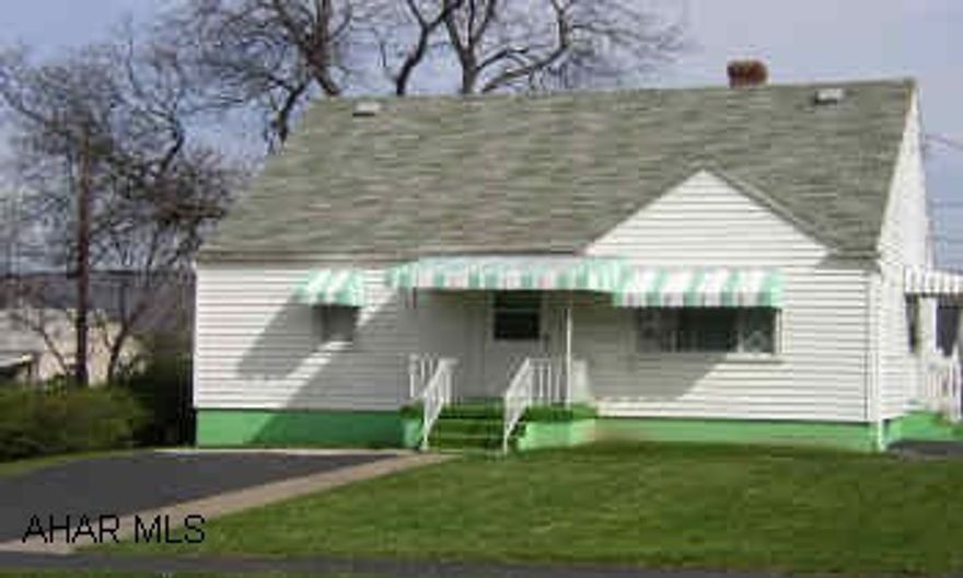 CAMPUS AREA.  2ND FLOOR BEDROOM SUITE OFFERS FULL BATH.  IMMACULATE INTERIOR.  ALL APPLIANCES AND FURNITURE STAY. CAMPUS AREA.  2ND FLOOR BEDROOM SUITE OFFERS FULL BATH.  IMMACULATE INTERIOR.  ALL APPLIANCES AND FURNITURE STAY.