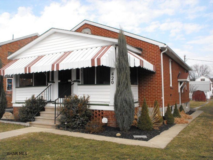 Sweet 1 Bedroom brick house.  Totally modern, Large kitchen with pull out pantry, center cooking island & eating bar.  Nice Deck of kitchen and screened in porch