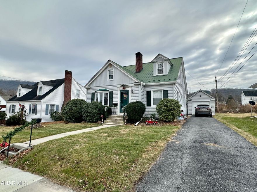 If you're looking for a charming and cozy home in the heart of Bedford, PA, this beautiful downtown 3-bedroom 1 Bath Cape Cod home may be just what you're looking for. With its classic architecture and inviting curb appeal, this home is sure to capture your heart.