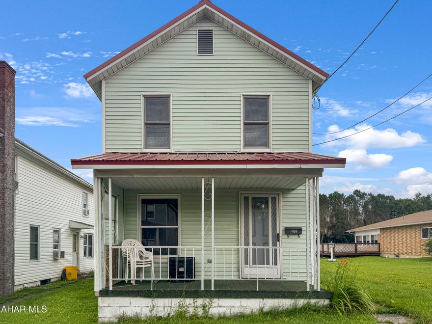 Take advantage of this fantastic opportunity for your next investment. Whether it be a flip, rental, or your very own personal residence! This home has been gutted down to the studs & features a new metal roof along w/ energy-efficient Anderson windows. It's now primed & ready for your unique finishing touches. The seller will handle all necessary updates for the sewer & water meter, making this renovation even easier for you. Don't miss out, call today for more information!