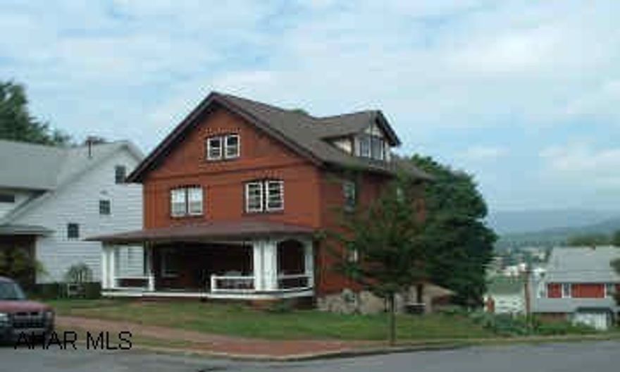 GREAT FAMILY HOME IN A NICE NEIGHBORHOOD.  ORIGINAL WOODWORK.  PROPERTY HAS BEEN COMPLETELY UPDATED  A GREAT VALUE AT THIS PRICE.  COME SEE. GREAT FAMILY HOME IN A NICE NEIGHBORHOOD.  PROPERTY HAS BEEN COMPLETELY UPDATED A VALUE AT THIS PRICE. COME SEE