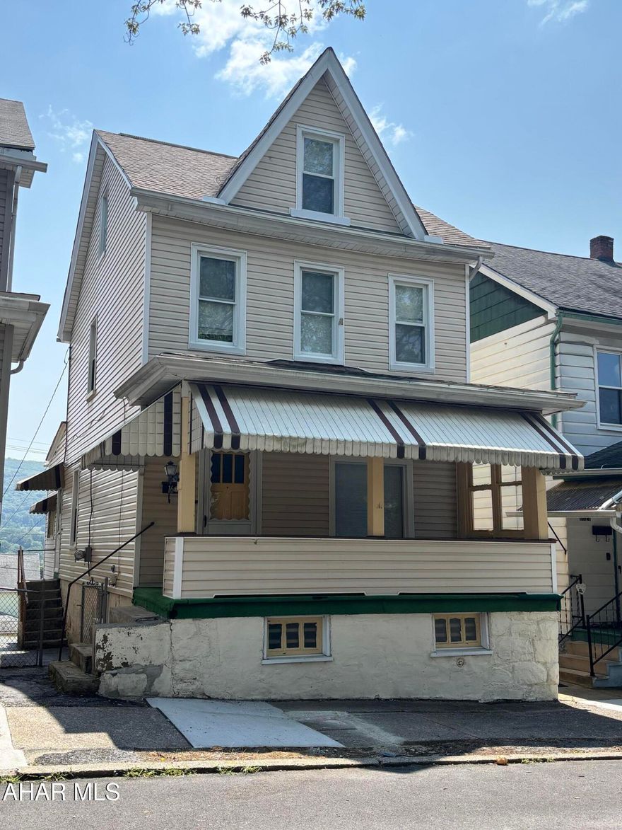 Looking for a great home conveniently located to shopping and schools. This3 bedroom 1.5 bath home is a great starter home with a flat, fenced yard, perfect for small children or pets. Don't wait or this may be gone.