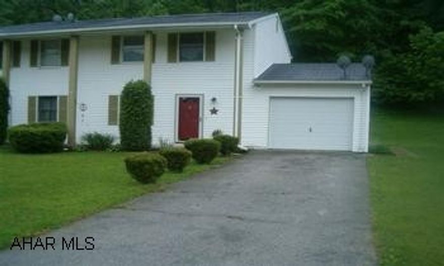 Very nicely decorated 3 bedroom, 1/2 double. Shows very well, ceramic tile through entire kitchen.