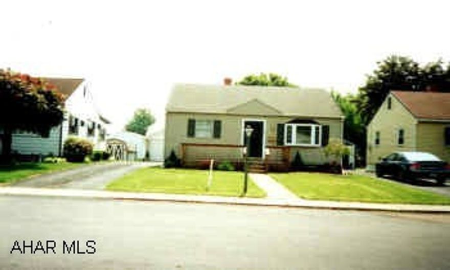 GORGEOUS RANCH STYLE HOME. 1.5 BATHS, FAMILY ROOM, GARAGE, CENTRAL AIR, IMMACULATE. COVERED PATIO.