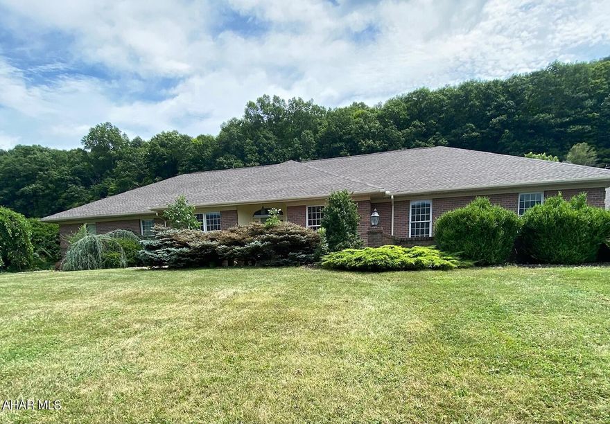 Brick ranch, All Bedrooms have en suite updated baths and two large closets.  Hardwood cherry flooring throughout.  Updated kitchen with granite countertops.  Newer Samsung stainless steel appliances.   New roof and two geo-thermal heating/ AC systems.    36 X 48 Barn.