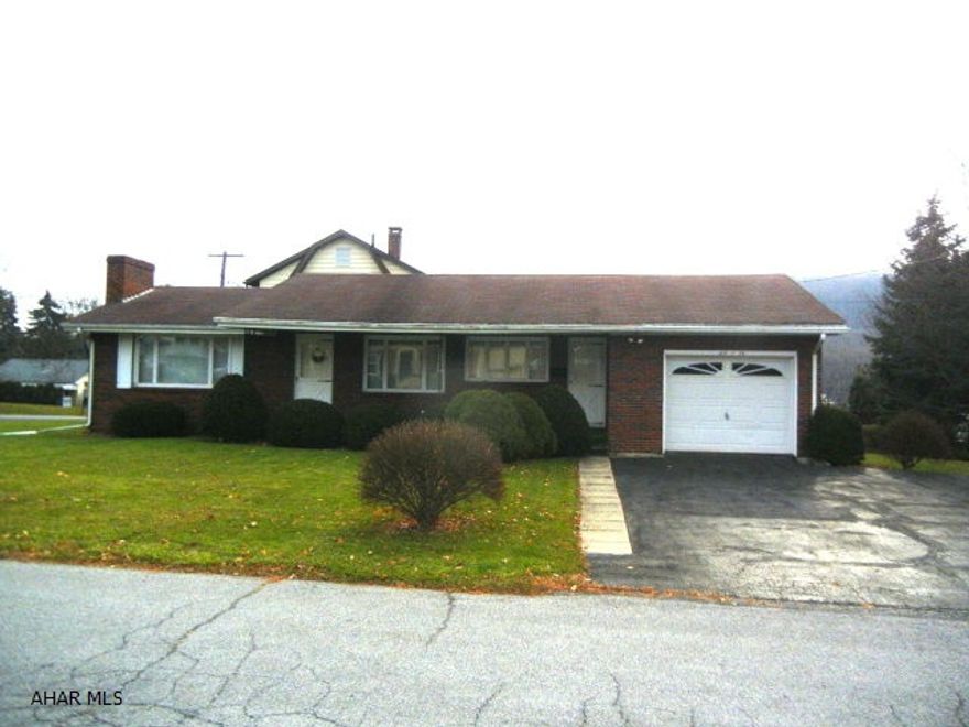 Please turn off all lights & lock up. Some hardwood floors.