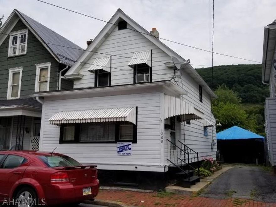 2 story, 2 bedroom home with 1 car garage. Convenient downtown location.