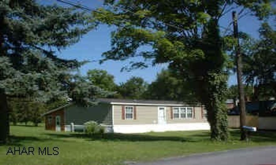 VAULTED CEILINGS. MASTER BEDROOM HAS BATH. ATTACHED CARPORT. 1998 CHAMPION DOUBLE WIDE ON 83X155 LOT.