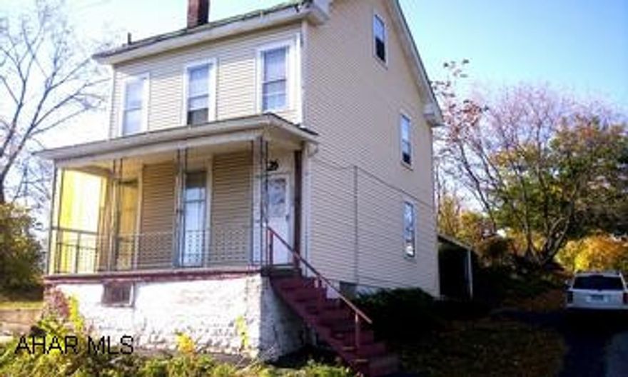 2.5 story, vinyl sided home. 90% efficient gas furnace.  100AMP electric. Romex wiring.  Panelled interior with dropped cielings.  Wall to wall carpet.  Nice interior and updated bath.