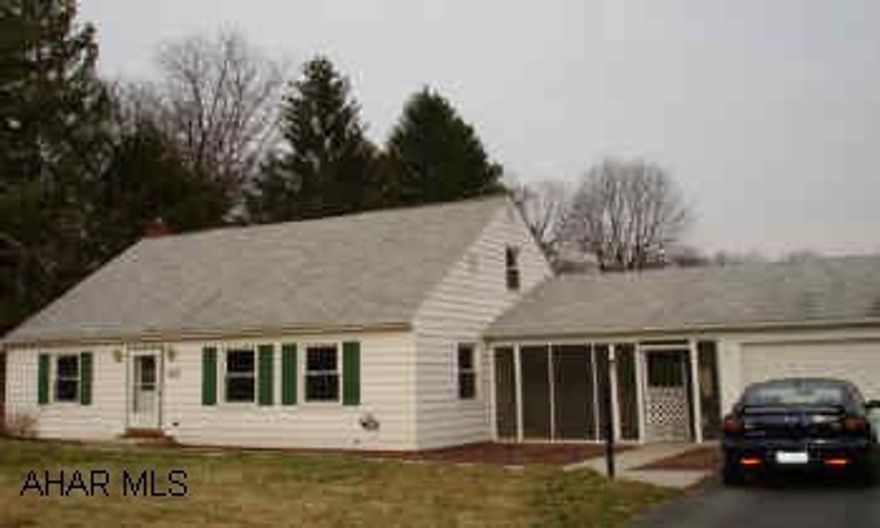 3 bedroom, 1.5 baths with hardwood floors and carpeting.  Newly  painted.  New stove.  Close to Juniata College.  Repaired. 3 bedroom, 1.5 baths with hardwood floors and carpeting.  Newly  painted.  New stove.  Close to Juniata College.  Repaired.