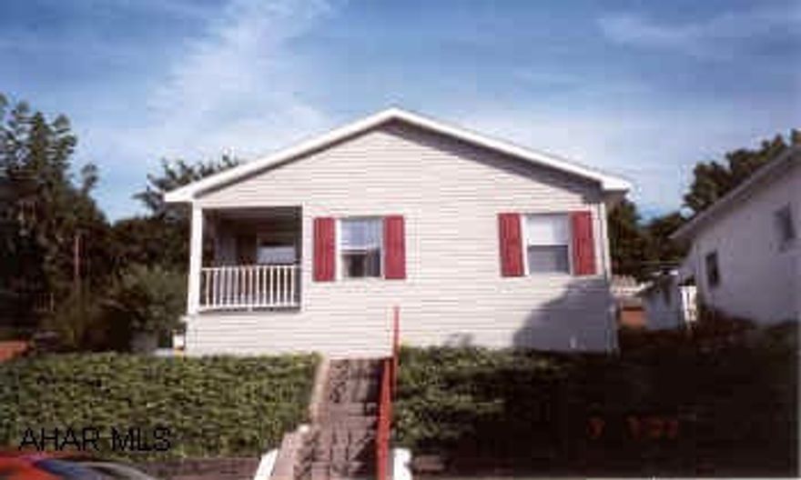 1 Story Vinyl Siding Totally Renovated Inside & Out (Roof,Siding, Windows) Kitchen, Bathroom etc. Central Air