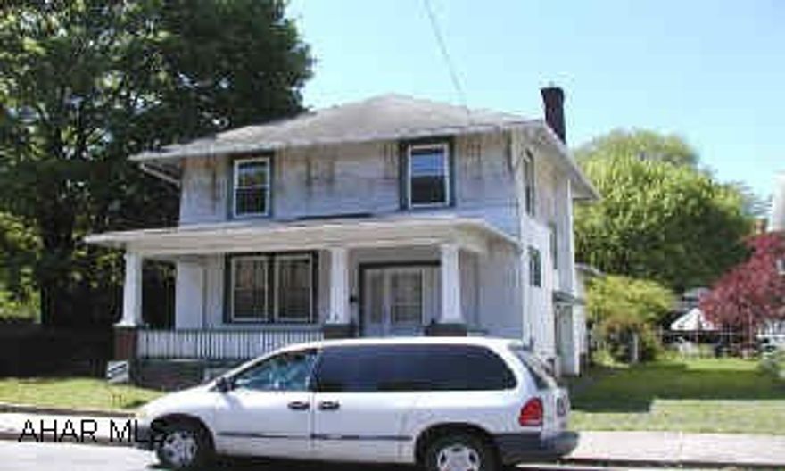 Nice 3 bedroom home, 1 1/2 baths, new windows, new furnace. Nice 3 bedroom home, 1 1/2 baths, new windows, new furnace. Single garage.