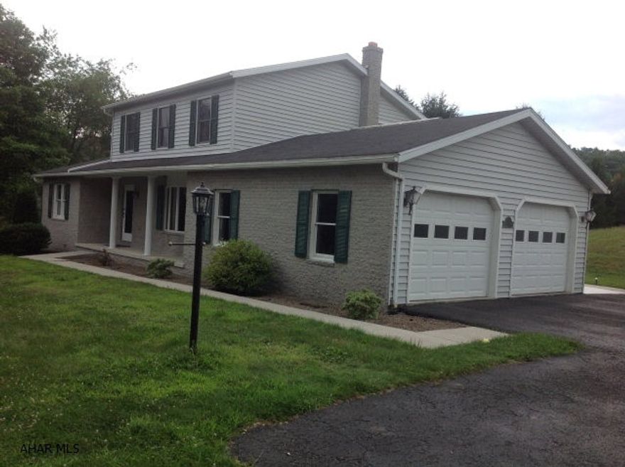 GREAT HOUSE FOR A FAMILY, AND IN A GREAT AREA CLOSE TO DOWNTOWN BEDFORD.THIS HOME SITS ON ALMOST AN ACRE OF GROUND. A MUST SEE PROPERTY. READY TO MOVE IN .