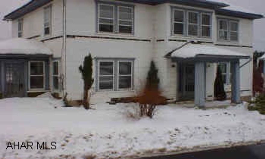 Spacious 4 Bedrooms, 1 bath, hardwood floors, beautiful wood work, modern kitchen, living room with fireplace.Great Price! Spacious 4 Bedrooms, 1 bath, hardwood floors beautiful wood work, modern kitchen, living room with fireplace.Great Price!