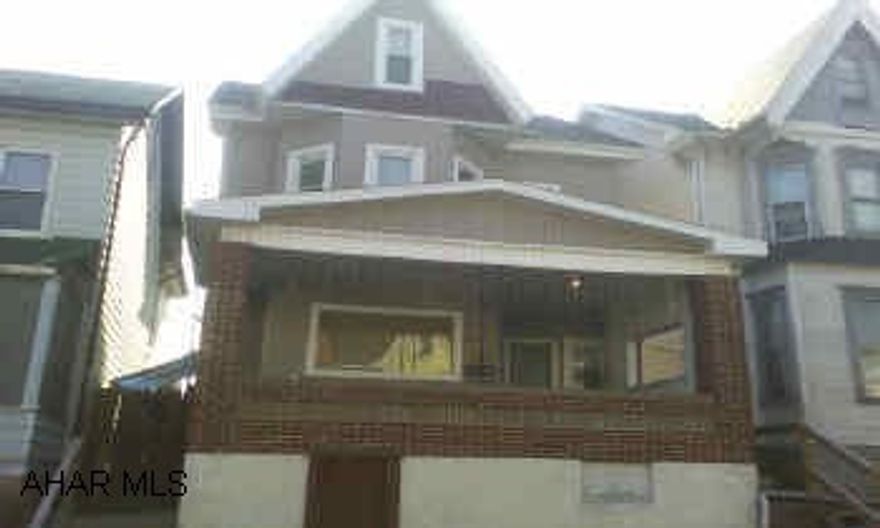 2.5 STORY FRAME/VINYL SIDED. 3 BEDROOM.  NICE INVESTMENT. 1ST TIME BUYER. TENANT PAYS $400 PER MONTH.