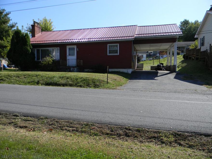 This charming 2 bedroom one bath plus den home is looking for a new owner to put some TLC into . Great flip house. Nice neighborhood, close to town. Hardwood floors through out .Come see for yourself