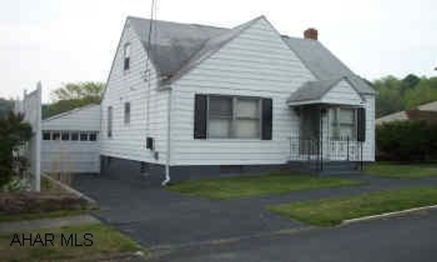 Oil burner recently serviced (12/04). Back-up, coal-fired, hot water boiler full functional. Two bonus rooms (2nd floor and basement) were used as bedrooms. Well-kept 1 1/2 story in Williamsburg. 3 bedrooms with full bath on main floor. 3/4 bath in finished basement. Large, flat yard.