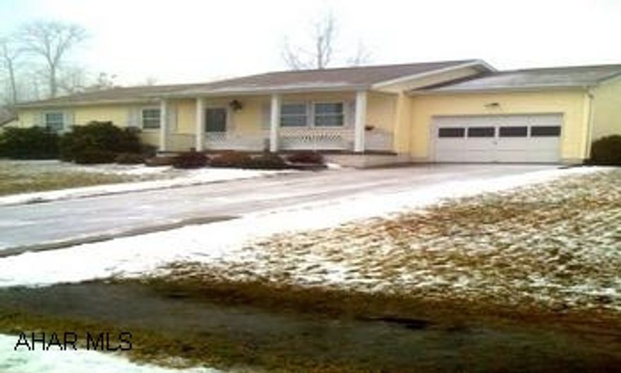 SINGLE STORY MAINTENANCE FREE HOME ON LOVELY LOT IN QUIET NEIGHBORHOOD. A DOWN SIZERS DREAM. SINGLE STORY VINYL SIDED HOME ON LOVELY LOT IN QUIET NEIGHBORHHOD. BEAUTIFUL DECK OFF KITCHEN.