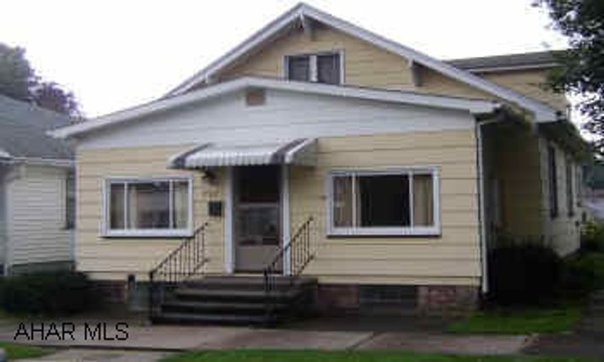 L-SHAPED YARD, ENCLOSED PORCH, BASEMENT IS HEATED.