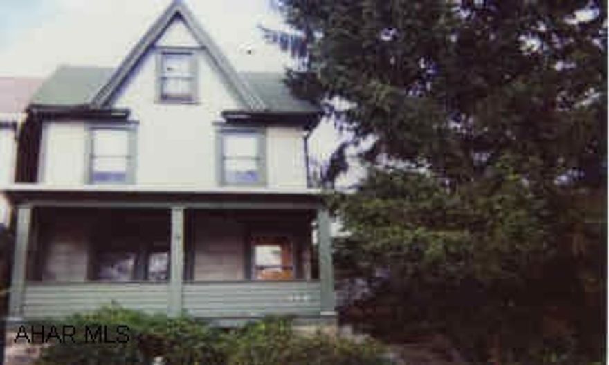 2 STORY 3 BEDROOM FRAME HOME ON DOUBLE LOT. NEEDS SOME T.L.C. BUT WOULD MAKE GREAT STUDENT RENTAL PROPERTY.