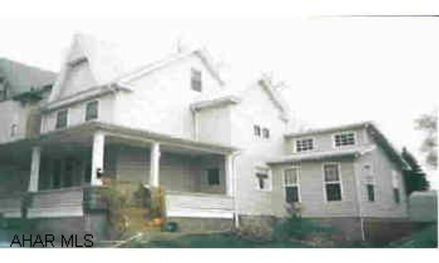 Like New! 2 baths, 1st floor laundry, large family room with vaulted ceiling & skylights, fenced in triple lot. decorated!!! Move-in condition. Seller to find housing! Like New! 2 baths, 1st floor laundry, large family room with vaulted ceiling & skylights, fenced in triple lot. decorated!!! Move-in condition. Seller to find housing!  Electric system - 100 amp