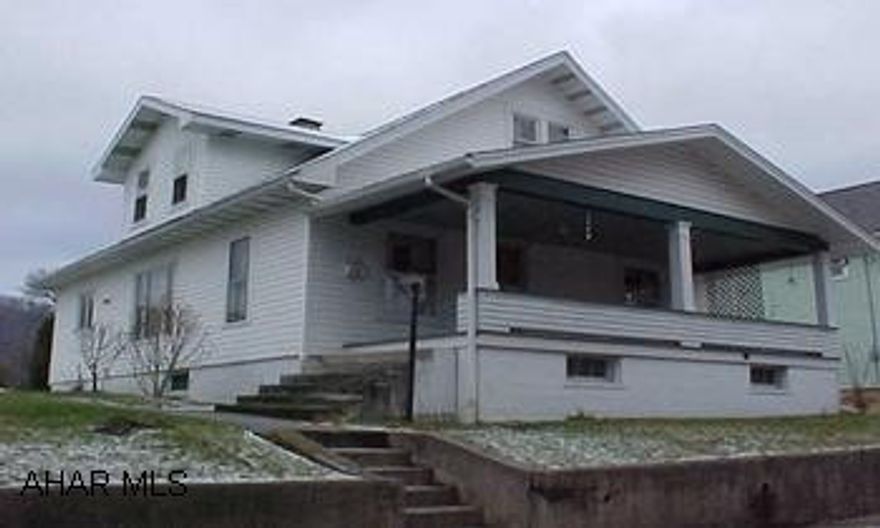 Very well kept 4 BR - Large Rooms - Must See!  Large lot, garage, roof 3-4 yrs old. Very well kept 4 BR - Large Rooms - Must See!  Large lot, garage, roof 3-4 yrs old.