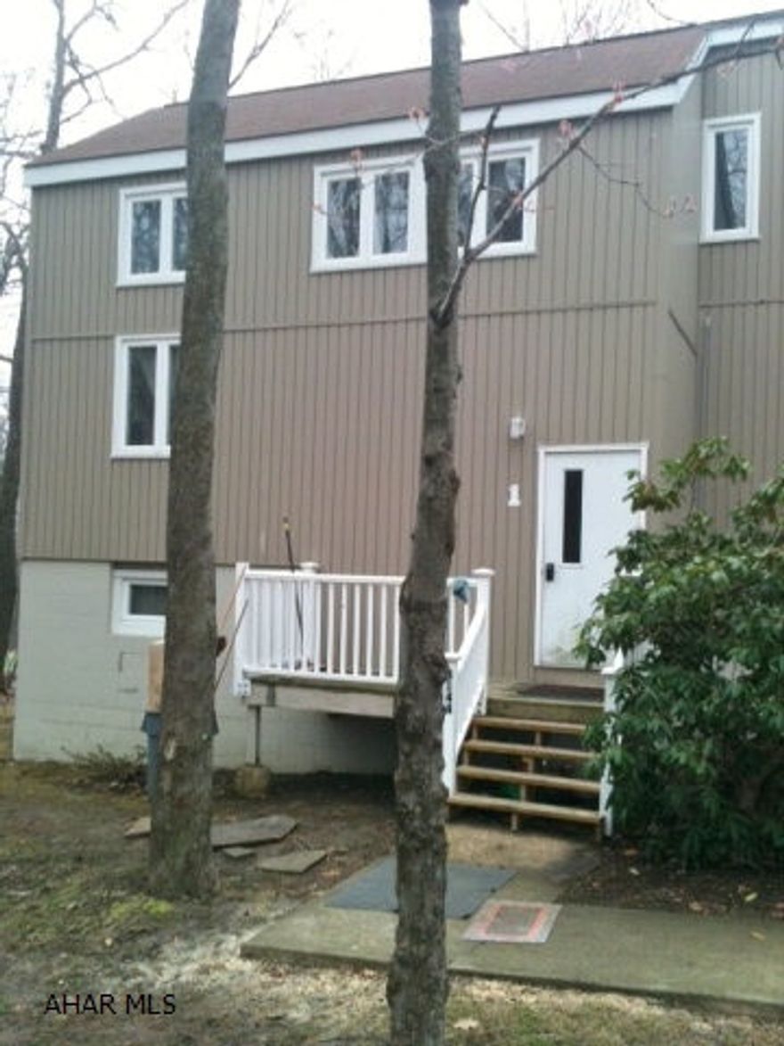 Golf and cross country ski right out your door. Fantastic, furnished Acorn condo. Best location and association dues at Blue Knob. Stay active and have fun this winter.