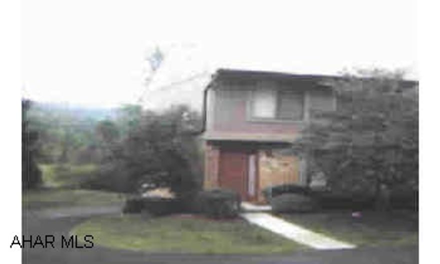 3 bedrooms, 2 1/2 bath townhouse, end unit. Motivated sellers. HOA Fee $110 per month, inlucdes lawn care, snow removal, trash, exterior maintenance. 3 bedrooms, 2 1/2 bath townhouse, end unit. Motivated sellers. HOA Fee $110 per month, inlucdes lawn care, snow removal, trash, exterior maintenance. Amenities:Golf