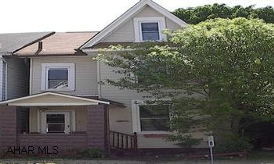 VERY CUTE 2-3 BEDROOM WITH COURTYARD.  NEWER EXTERIOR AND FURNACE.  GREAT STARTER!  CALL DARLA 934-4663. AS-IS ADDENDUM.  NEW VINYL SIDING AND WINDOWS CUTE DECOR WITH TUSCAN FLAIR!  WALK TO GREAT DAY CARE CENTER & PLAYGROUND.  LITTLE TLC NEEDED.  CALL DARLA 934-4663.