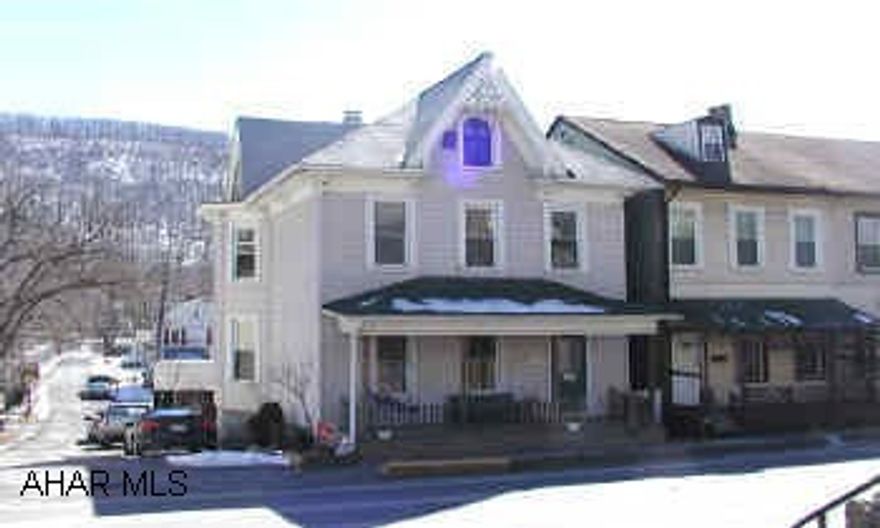 2 1/2 story, 4 bedroom home with 1 1/2 baths.  New roof. New front porch. Seller to allow $2,000 towards buyers closing costs. 2 1/2 story, 4 bedroom home with 1 1/2 baths.  New roof. New front porch. Seller to allow $2,000 towards buyers closing costs.