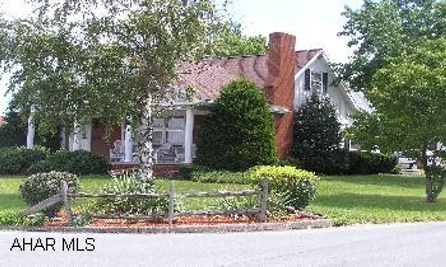 Beautiful Home with tons of cupboards and built ins.  Huge family room with cathedral ceiling and stone fireplace.  23x26 Garage with 2nd floor heated loft. Beautiful Home with tons of cupboards and built ins.  Huge family room with cathedral ceiling and stone fireplace.  23x26 Garage with 2nd floor heated loft.