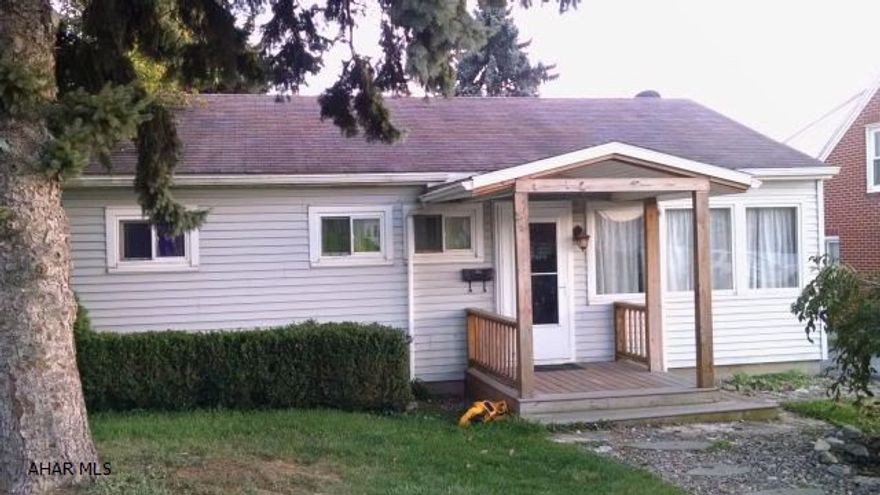 Comfy, easy-care 3BR cutie, great location-major convenience! Just move right in!