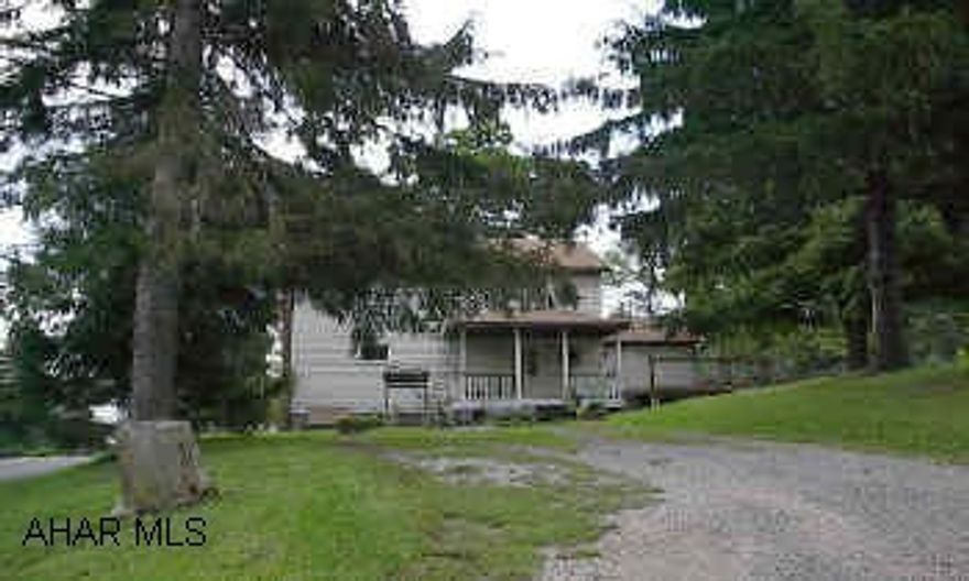 3 BEDROOM, 2 BATH ON 1/2 ACRE WITH BARN.  BEAUTY SHOP/SPA AREA.  SOME CARPENTRY FINISH WORK NEEDED.  CALL DARLA 696-1227 OR 934-4663, TOLL FREE 1-888-696-1227. BEAUTIFUL LOT IN PEACEFUL COUNTRY SETTING.  CATHEDRAL CEILING AND LOFT IN LIVING AREA.  AS IS.  WWW.REO.COM