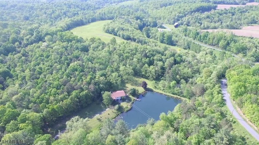 "The Pond House"  new screen porch and side deck to swim, fish, kayak or just relax. Total privacy at this lovely retreat. Surrounded by woods. Getaway has 3 bedrooms, kitchen/dining, huge living room with new hickory hardwood floor. Two bathrooms, laundry with washer and dryer included. Newer furnace and central air.